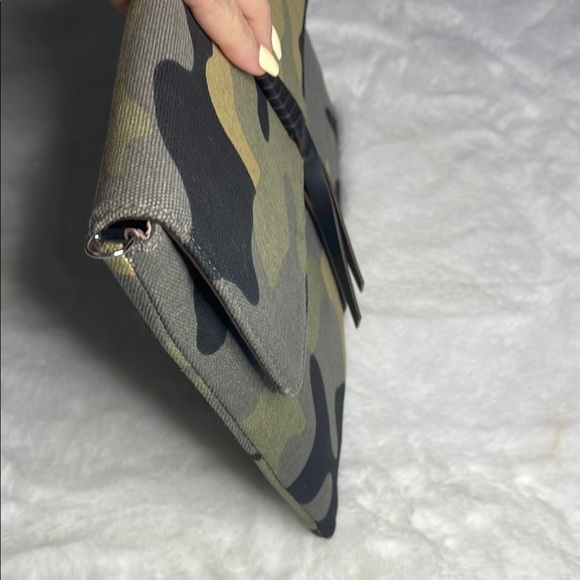 Stella and Dot- Camouflage Clutch with floral lining - Picture 3 of 12
